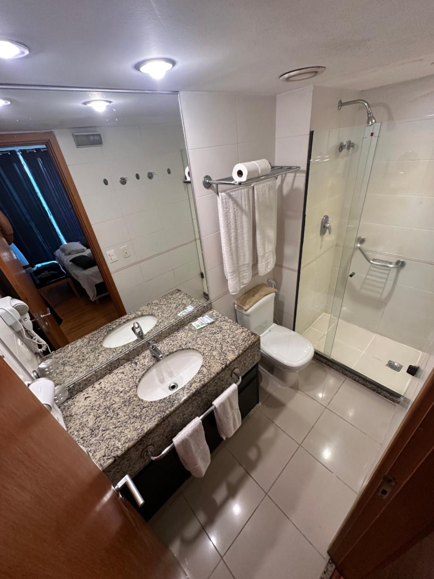 Barra Da Tijuca - 508 - De Frente Maravilhosa Piscina - Estacionamento Gratuito - Academia Comphania Atletica - Balsa Gratis - Microondas - Geladeira Grande - Recepcao 24horas - Wi-fi - Com Pia Apartamento Río de Janeiro